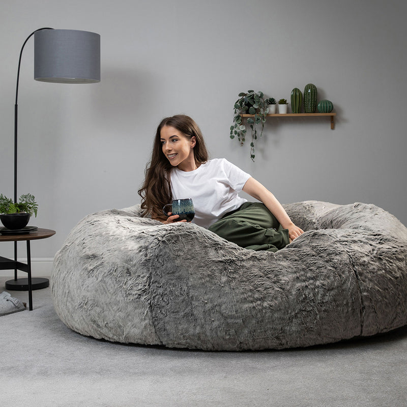 Kenai Cloud Zweisitzer-Sitzsack aus Kunstfell – Arctic Wolf