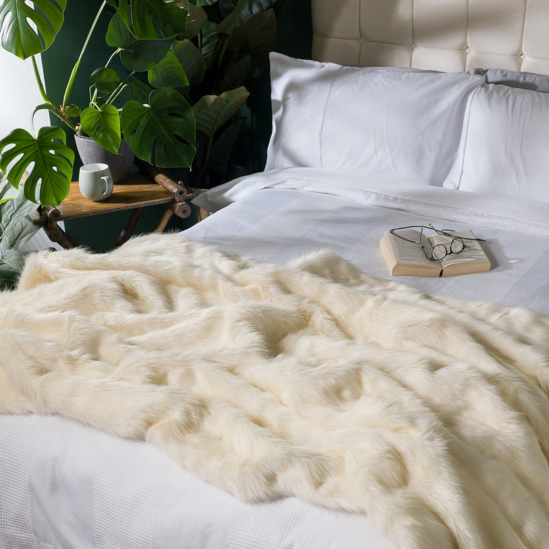Luxuriöse Decke aus Kunstfell, cremefarben